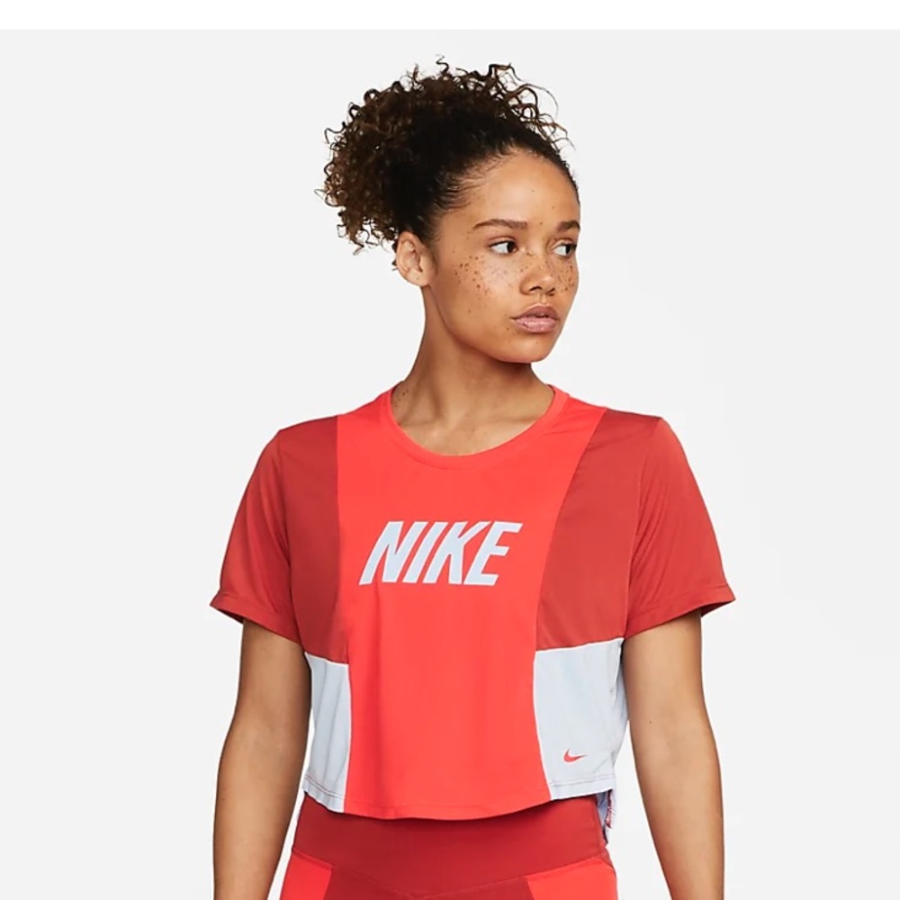 NIKE Women's Color-Block Short-Sleeve Training Crop Top